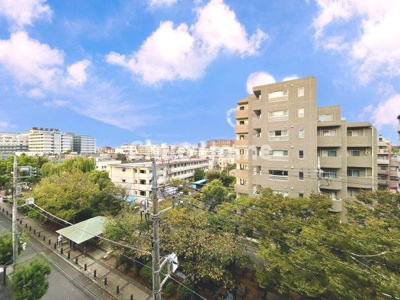 【展望】 | ネオコーポ亀有 | 手を伸ばせば、ふれることが出来そうな環境が、そのままインテリアになったような印象です。その豊かな眺望にふさわしい空間には、通風・採光にも優れ、心地よい光と風があふれています