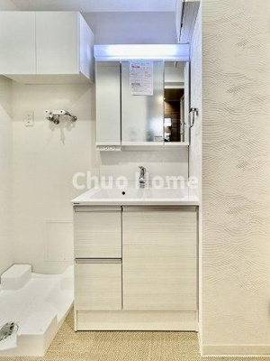 【独立洗面台】 | ネオコーポ亀有 | 【洗面化粧台】洗面化粧台には三面鏡を採用。身だしなみを整えやすい事はもちろんですが、鏡の後ろに収納スペースを設ける事により、散らかりやすい洗面スペースをすっきりさせる事が出来るのも嬉しいですね