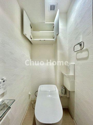 【トイレ】 | ネオコーポ亀有 | 【トイレ】 収納スペースをしっかりと確保した温水洗浄便座機能付きトイレ。温水洗浄便座は清潔にお使いいただくための大切なアイテムです。