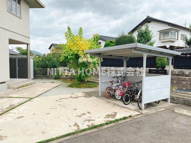 ガーデンコート宮島の駐車場|敷地内に屋根付きの駐輪場があります＊