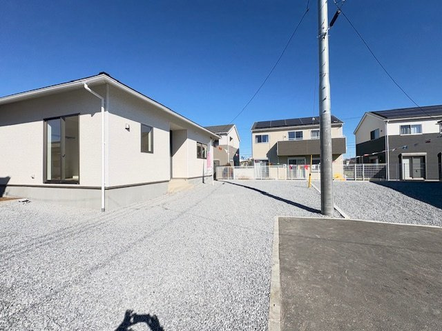 上里町嘉美第４（全８棟）4号棟の前面道路含む現地写真