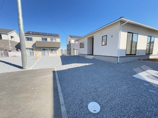 上里町嘉美第４（全８棟）5号棟の前面道路含む現地写真