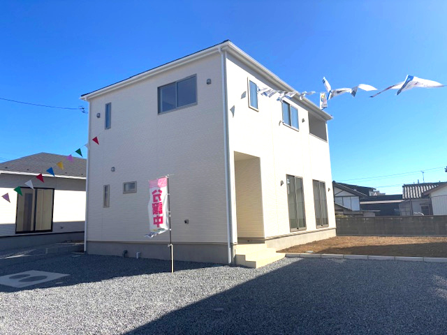 上里町嘉美第４（全８棟）6号棟の外観|ナチュラルで飽きの来ないデザインは流行に左右されない家の形です。外構も綺麗に仕上がっています(^▽^)/
