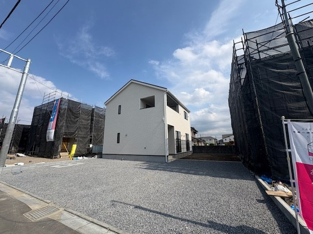 上里町嘉美第４（全８棟）7号棟の前面道路含む現地写真