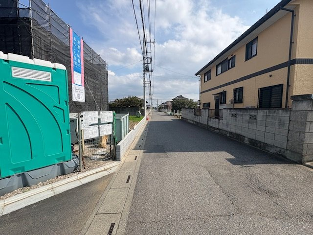 上里町嘉美第４（全８棟）7号棟の前面道路含む現地写真