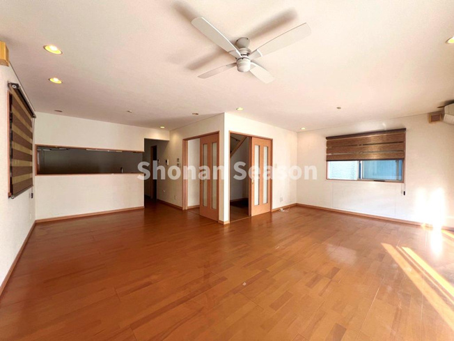 【居間・リビング】 | 広々19.2帖のリビングでご家族でゆったりと過ごすことができますよ♪