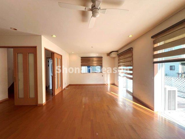 【居間・リビング】 | 南道路に面しているため、陽当たり良好です☆