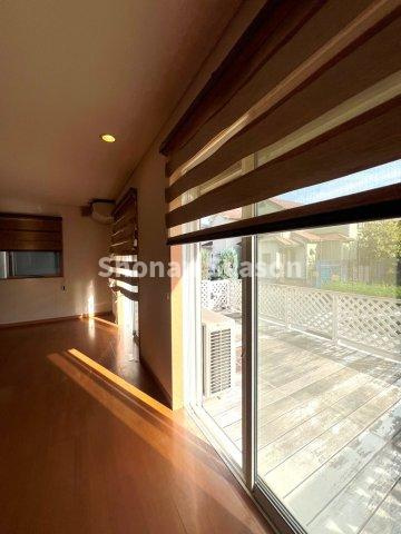 【居間・リビング】 | 駅までは平坦な道のりで自転車も楽々♪
通勤・通学にも便利な立地です！