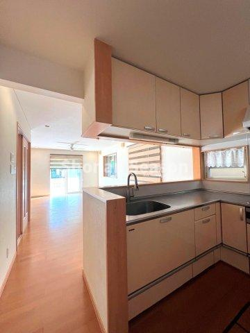 【キッチン】 | キッチン上部にも収納があり、食器や調理器具などたっぷり収納可能です◎