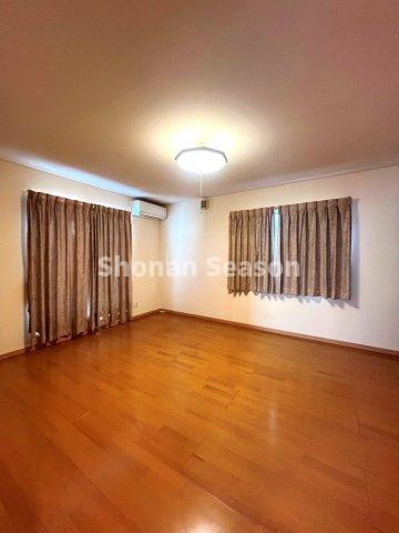 【洋室】 | 木の温もりを感じながら生活できる全室フローリング！
汚れもサッと拭き取れるのでお掃除の手間が省けそうですね♪