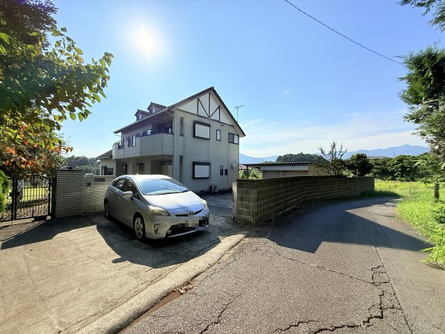 石岡市柿岡中古住宅の前面道路含む現地写真