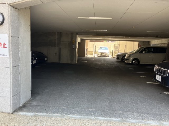 パラドール御所南の駐車場