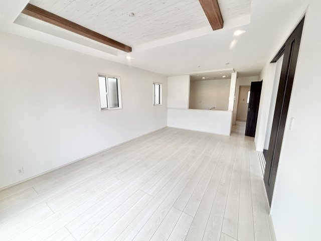 ブルーミングガーデン　弥富市五明4丁目　全2棟　新築戸建　2号棟の居間・リビング