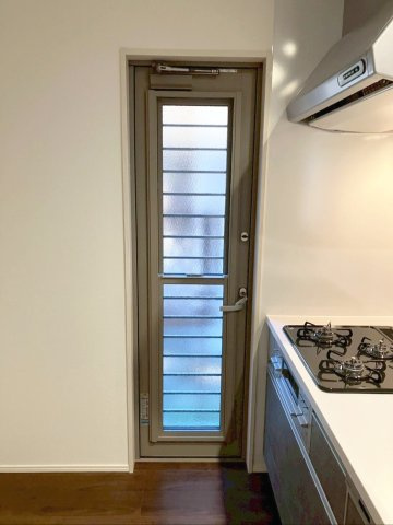 北九州市小倉南区津田新町1丁目　2期1号棟のキッチン|キッチン横には勝手口があります！