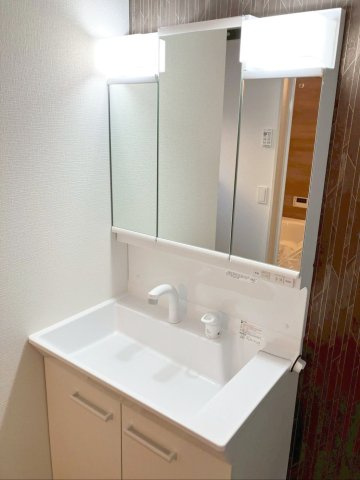 北九州市小倉南区津田新町1丁目　2期1号棟の独立洗面台|使い勝手が良く身支度捗る三面鏡タイプの洗面化粧台です！