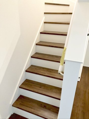 北九州市小倉南区津田新町1丁目　2期1号棟の内装|家族と顔を合わせる機会が自然と増えるリビング階段です！