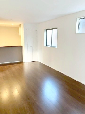 北九州市小倉南区津田新町1丁目　2期1号棟の居間・リビング|リビング収納があり、物が増えがちなリビングをスッキリ！