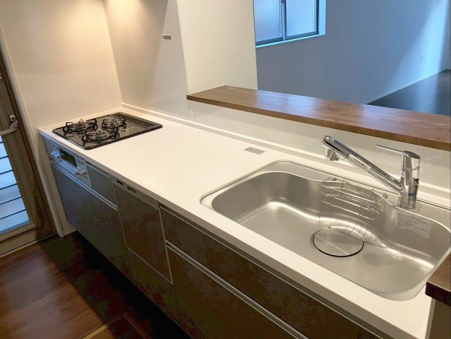 北九州市小倉南区津田新町1丁目　2期1号棟のキッチン|リビングに居る家族と会話をしながら家事ができる対面キッチン！