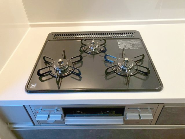 北九州市小倉南区津田新町1丁目　2期1号棟のキッチン|効率的に料理を進められる３口コンロです！