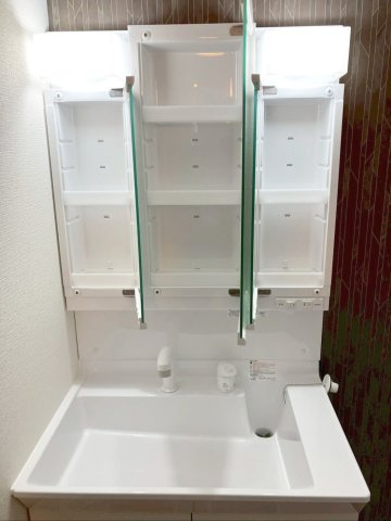 北九州市小倉南区津田新町1丁目　2期1号棟の独立洗面台|ミラーキャビネット付き！収納スペースが充実しています！