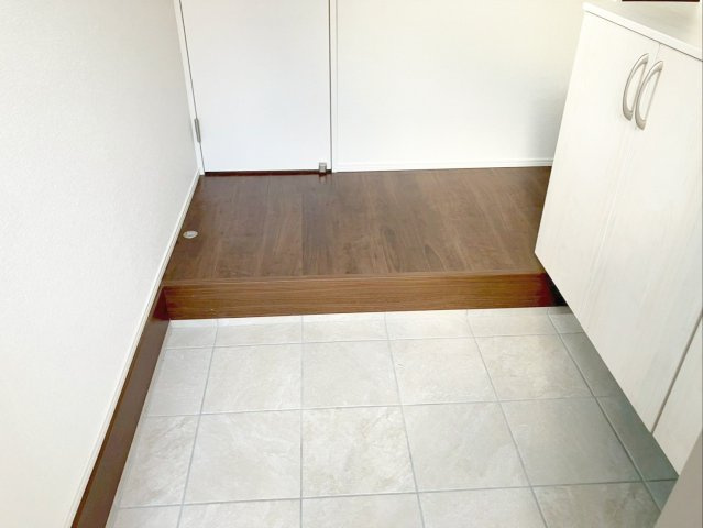 北九州市小倉南区津田新町1丁目　2期1号棟の玄関|シューズボックス付きで家族の靴をスッキリ収納できます！