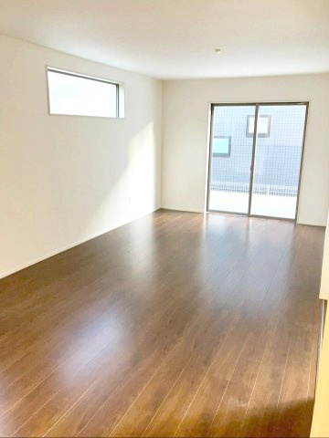 北九州市小倉南区津田新町1丁目　2期1号棟の居間・リビング|南西からの自然光が差し込む明るいリビングです！