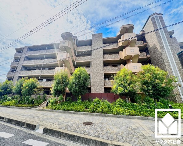 パデシオン三室戸駅前の外観