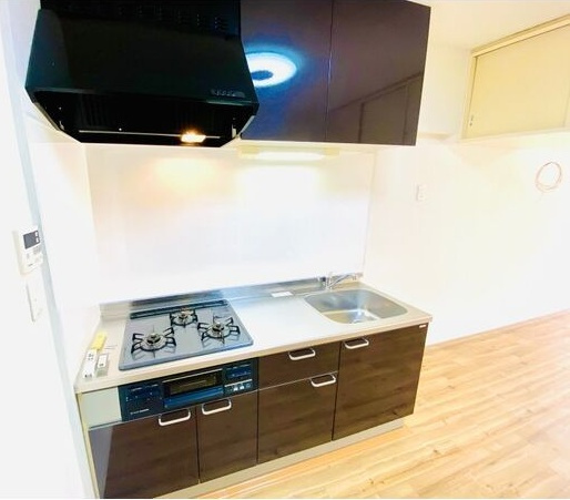 宝本宮ハイツのキッチン|コンパクトなキッチンで掃除もラクラク