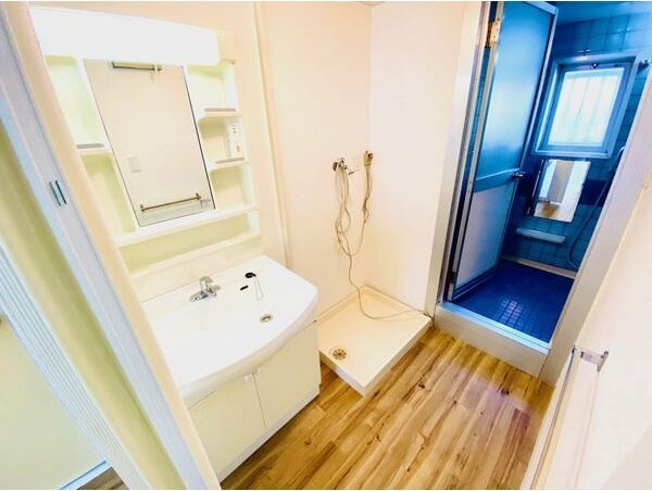 宝本宮ハイツの独立洗面台|朝の支度にも助かる、独立の洗髪洗面化粧台