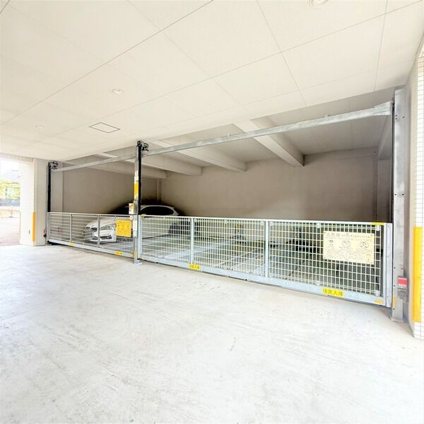 ファミール熱田の駐車場