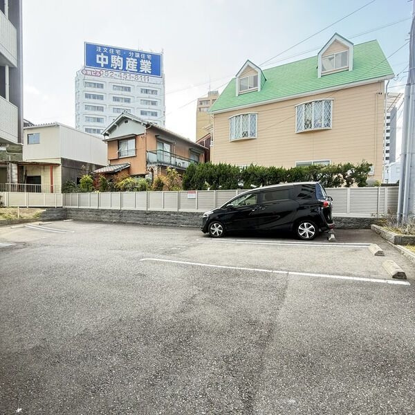 ファミール熱田の駐車場