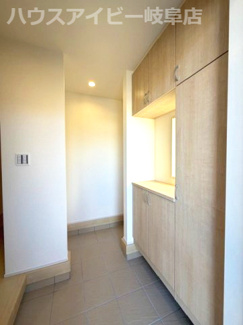 【玄関】 | 岐阜市日野南新築建売全3棟！お車スペース4台以上可能！小学校まで徒歩10分！最寄りのバス停徒歩4分！ | 岐阜市日野南新築建売全3棟！お車スペース4台以上可能！小学校まで徒歩10分！最寄りのバス停徒歩4分！