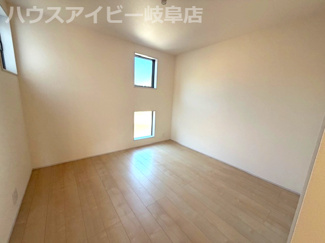 【洋室】 | 岐阜市日野南新築建売全3棟！お車スペース4台以上可能！小学校まで徒歩10分！最寄りのバス停徒歩4分！ | 岐阜市日野南新築建売全3棟！お車スペース4台以上可能！小学校まで徒歩10分！最寄りのバス停徒歩4分！