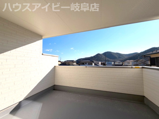 【バルコニー】 | 岐阜市日野南新築建売全3棟！お車スペース4台以上可能！小学校まで徒歩10分！最寄りのバス停徒歩4分！ | 岐阜市日野南新築建売全3棟！お車スペース4台以上可能！小学校まで徒歩10分！最寄りのバス停徒歩4分！