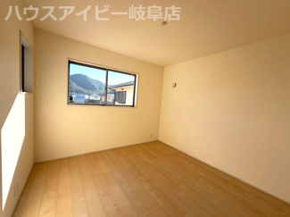 【洋室】 | 岐阜市日野南新築建売全3棟！お車スペース4台以上可能！小学校まで徒歩10分！最寄りのバス停徒歩4分！ | 岐阜市日野南新築建売全3棟！お車スペース4台以上可能！小学校まで徒歩10分！最寄りのバス停徒歩4分！