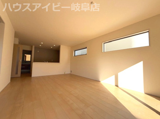 【居間・リビング】 | 岐阜市日野南新築建売全3棟！お車スペース4台以上可能！小学校まで徒歩10分！最寄りのバス停徒歩4分！ | 岐阜市日野南新築建売全3棟！お車スペース4台以上可能！小学校まで徒歩10分！最寄りのバス停徒歩4分！