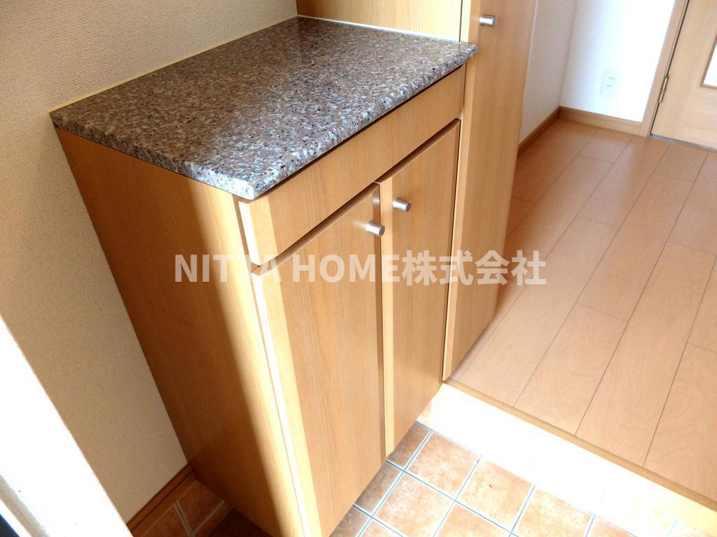 フラワーヒルズＢの設備|玄関にはシューズボックスが付いていますよ(*^^)v