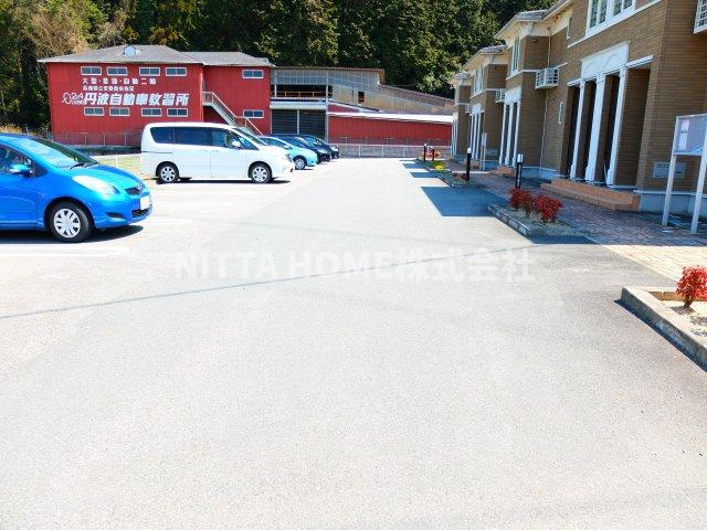 フラワーヒルズＢの駐車場|敷地内に駐車場も完備★