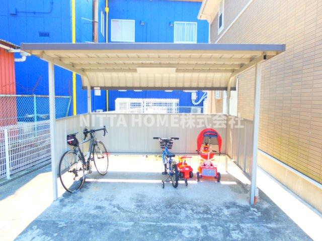 フラワーヒルズＢのエントランス|屋根付きの駐輪場は無料です☆彡