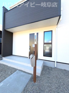 【玄関】 | 岐阜市日野南新築建売全3棟！お車スペース4台以上可能！小学校まで徒歩10分！最寄りのバス停徒歩4分！ | 岐阜市日野南新築建売全3棟！お車スペース4台以上可能！小学校まで徒歩10分！最寄りのバス停徒歩4分！