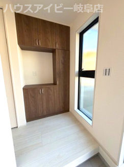 【玄関】 | 岐阜市日野南新築建売全3棟！お車スペース4台以上可能！小学校まで徒歩10分！最寄りのバス停徒歩4分！ | 岐阜市日野南新築建売全3棟！お車スペース4台以上可能！小学校まで徒歩10分！最寄りのバス停徒歩4分！