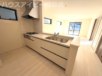 【キッチン】 | 岐阜市日野南新築建売全3棟！お車スペース4台以上可能！小学校まで徒歩10分！最寄りのバス停徒歩4分！ | 岐阜市日野南新築建売全3棟！お車スペース4台以上可能！小学校まで徒歩10分！最寄りのバス停徒歩4分！