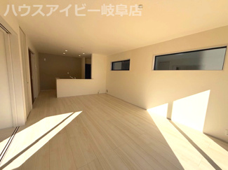 【居間・リビング】 | 岐阜市日野南新築建売全3棟！お車スペース4台以上可能！小学校まで徒歩10分！最寄りのバス停徒歩4分！ | 岐阜市日野南新築建売全3棟！お車スペース4台以上可能！小学校まで徒歩10分！最寄りのバス停徒歩4分！