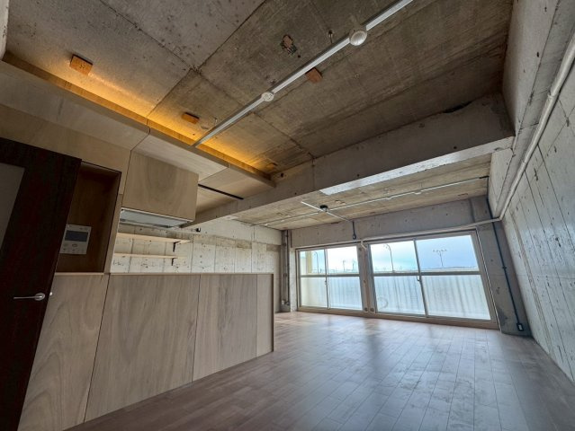 -三丁目不動産-　本庄スカイハイツB棟4階　EV付　内工事の居間・リビング