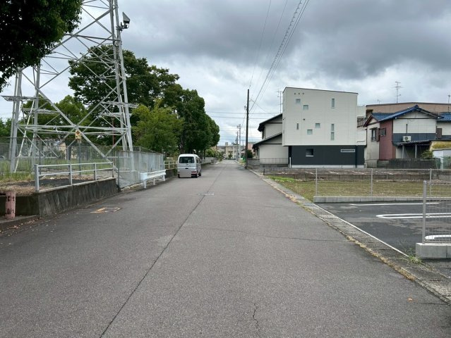 売店舗　岐阜市六条北3丁目　平成2年築の前面道路含む現地写真