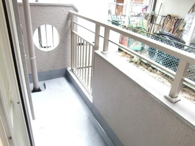 【バルコニー】 | 左り山新弥嘉ハイツ | 外からの目が気にならないバルコニーで洗濯物が干せます