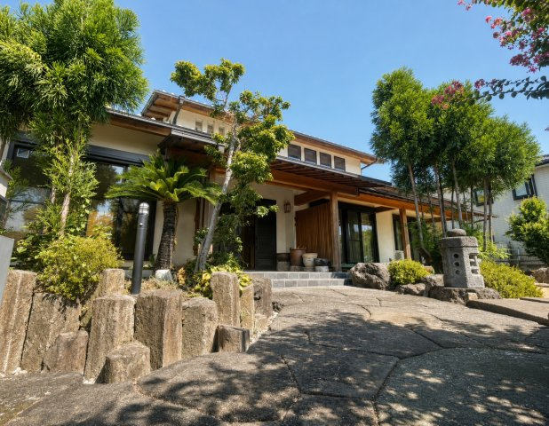 前橋市川原町中古戸建の外観|石畳と植栽が迎える玄関アプローチ