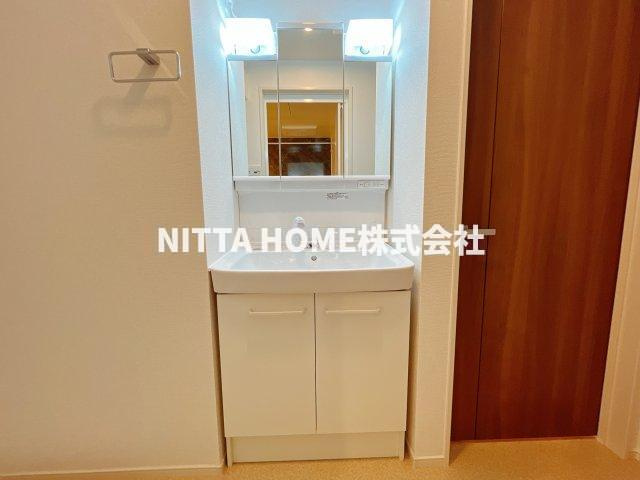 リベルラコッコＢの洗面所|シャワー付きの洗面台朝の準備も楽々です◆