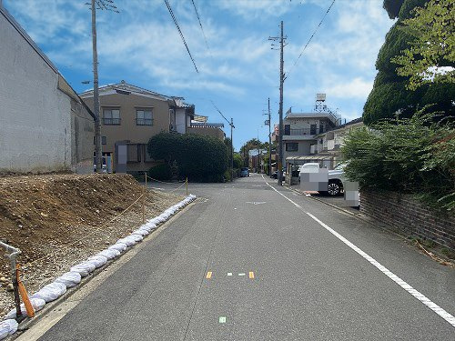 紫野南花ノ坊町 建築条件無 土地の前面道路含む現地写真