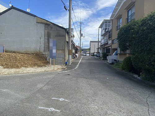 紫野南花ノ坊町 建築条件無 土地の前面道路含む現地写真